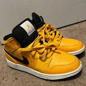 Yellow retro 1’s